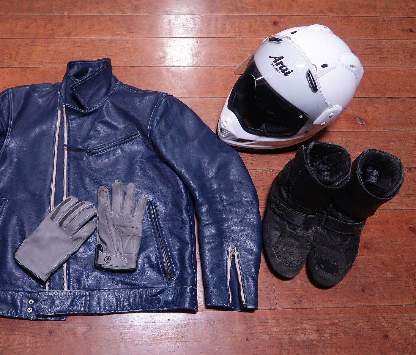 Casque, gants, bottes et blouson de moto
